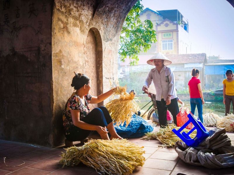 Découvrez le savoir-faire unique du village de Chuong, berceau des célèbres chapeaux coniques vietnamiens.