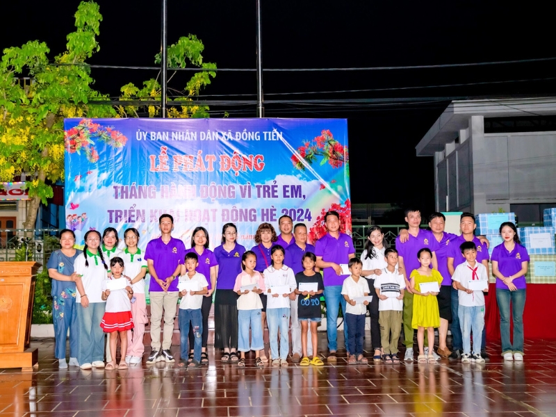 Nous avons distribué les cadeaux aux élèves brillants ayant des conditions difficiles à Đồng Tiến