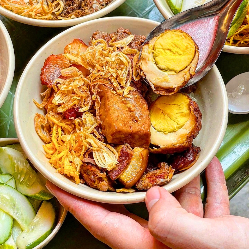 Servi chaud, le riz gluant au porc au caramel est idéal pour un petit-déjeuner nourrissant ou une collation hivernale