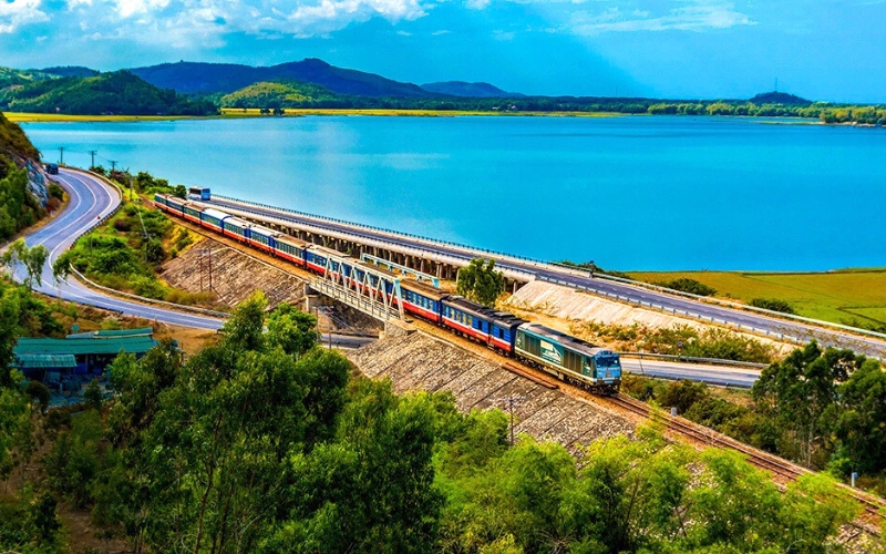 La ligne de réunification nord-sud, reliant Hanoi à Hô Chi Minh-Ville, passe par la gare de Dong Hoi