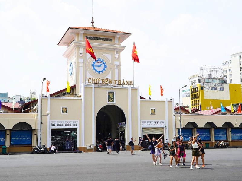Au marché de Bên Thanh, explorez une myriade de produits artisanaux, souvenirs et délices vietnamiens