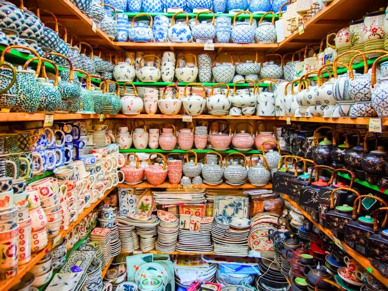 Au village de poterie de Bat Trang, découvrez et procurez-vous des céramiques raffinées, parfaites comme souvenirs ou cadeaux.