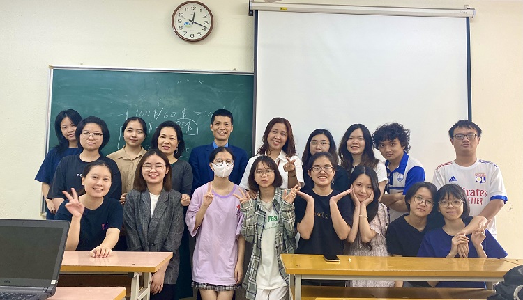 The students learn to market tourism products with the director of Horizon Vietnam